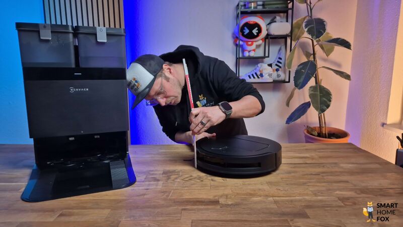 Die flache Bauweise des ECOVACS DEEBOT T50 OMNI ist zu sehen.